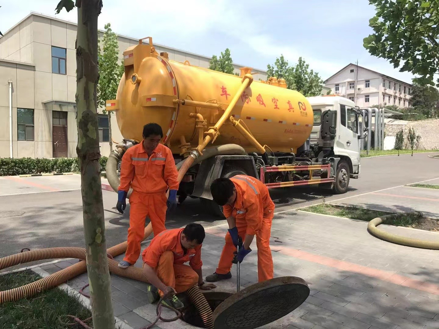 大港管道疏通车停在窨井附近